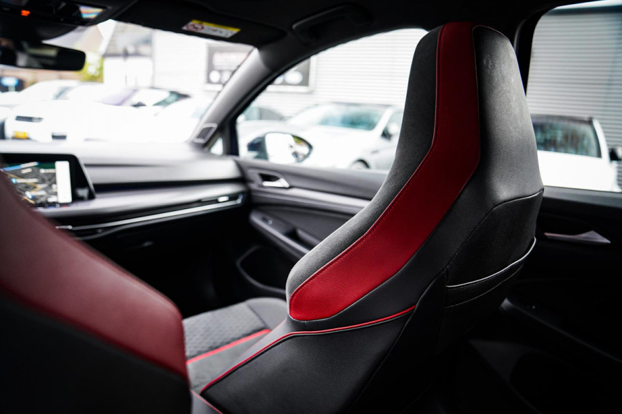 Volkswagen Golf 2.0 TSI GTI CLUBSPORT | 301PK | Panorama | IQ Light | Adaptieve cruise | Camera | Stuurverwarming | Kuipstoelen |