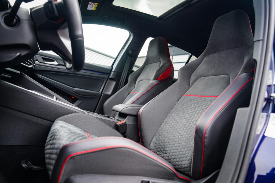 Volkswagen Golf 2.0 TSI GTI CLUBSPORT | 301PK | Panorama | IQ Light | Adaptieve cruise | Camera | Stuurverwarming | Kuipstoelen |