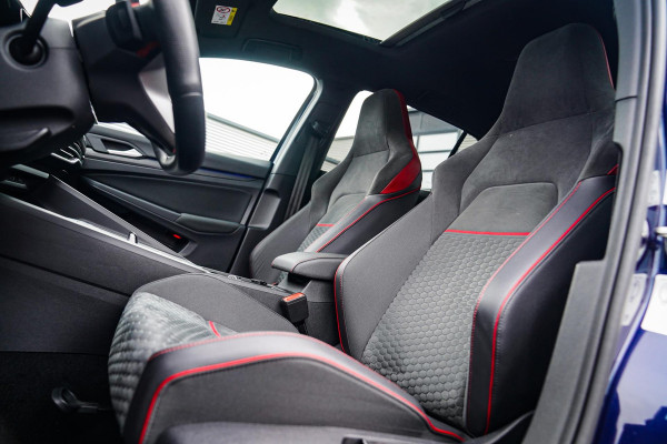 Volkswagen Golf 2.0 TSI GTI CLUBSPORT | 301PK | Panorama | IQ Light | Adaptieve cruise | Camera | Stuurverwarming | Kuipstoelen |