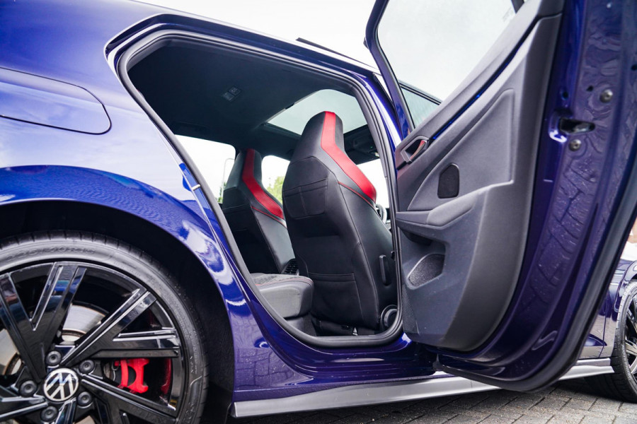 Volkswagen Golf 2.0 TSI GTI CLUBSPORT | 301PK | Panorama | IQ Light | Adaptieve cruise | Camera | Stuurverwarming | Kuipstoelen |