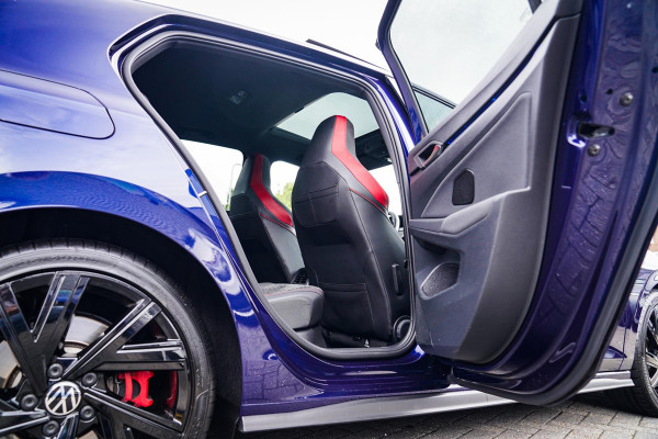 Volkswagen Golf 2.0 TSI GTI CLUBSPORT | 301PK | Panorama | IQ Light | Adaptieve cruise | Camera | Stuurverwarming | Kuipstoelen |