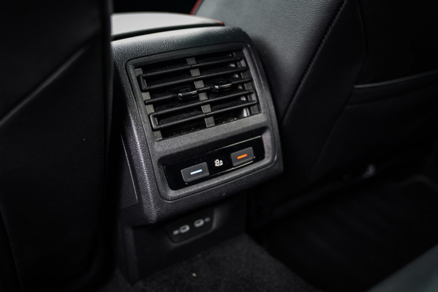 Volkswagen Golf 2.0 TSI GTI CLUBSPORT | 301PK | Panorama | IQ Light | Adaptieve cruise | Camera | Stuurverwarming | Kuipstoelen |