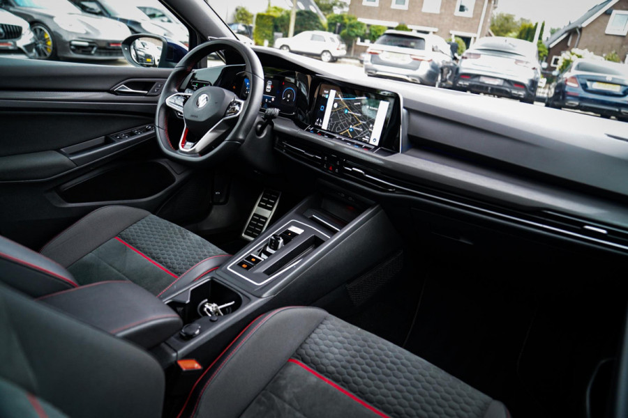 Volkswagen Golf 2.0 TSI GTI CLUBSPORT | 301PK | Panorama | IQ Light | Adaptieve cruise | Camera | Stuurverwarming | Kuipstoelen |