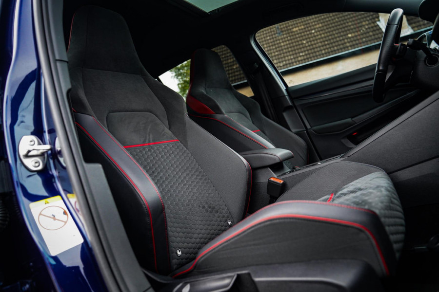 Volkswagen Golf 2.0 TSI GTI CLUBSPORT | 301PK | Panorama | IQ Light | Adaptieve cruise | Camera | Stuurverwarming | Kuipstoelen |