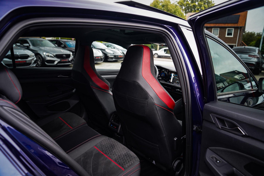 Volkswagen Golf 2.0 TSI GTI CLUBSPORT | 301PK | Panorama | IQ Light | Adaptieve cruise | Camera | Stuurverwarming | Kuipstoelen |