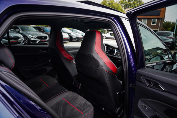 Volkswagen Golf 2.0 TSI GTI CLUBSPORT | 301PK | Panorama | IQ Light | Adaptieve cruise | Camera | Stuurverwarming | Kuipstoelen |