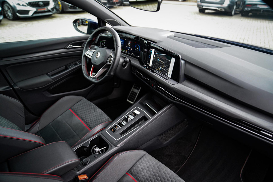 Volkswagen Golf 2.0 TSI GTI CLUBSPORT | 301PK | Panorama | IQ Light | Adaptieve cruise | Camera | Stuurverwarming | Kuipstoelen |