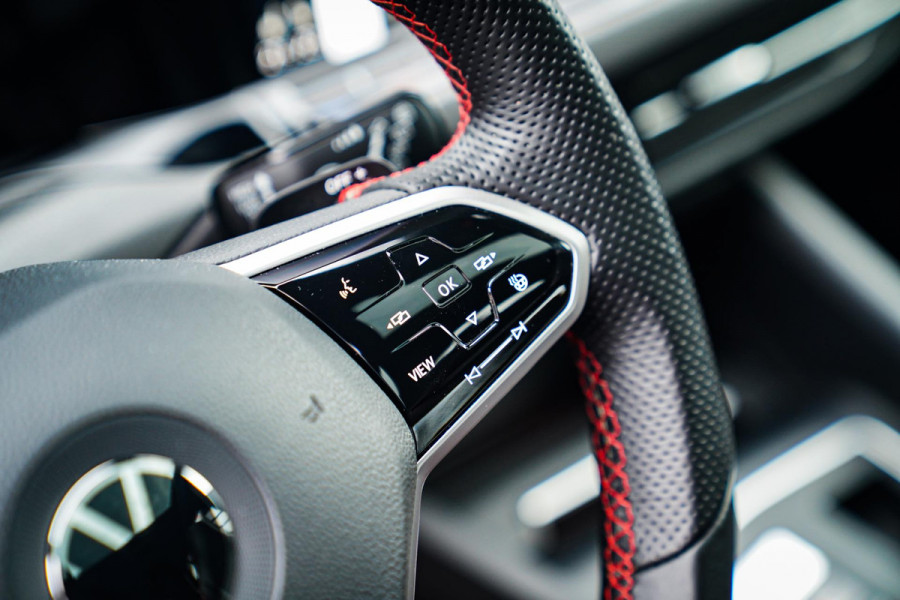 Volkswagen Golf 2.0 TSI GTI CLUBSPORT | 301PK | Panorama | IQ Light | Adaptieve cruise | Camera | Stuurverwarming | Kuipstoelen |