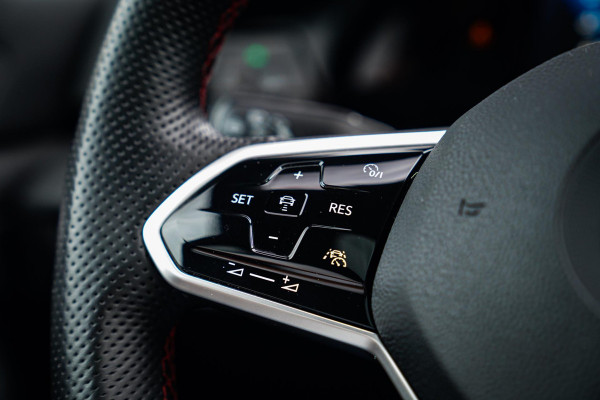 Volkswagen Golf 2.0 TSI GTI CLUBSPORT | 301PK | Panorama | IQ Light | Adaptieve cruise | Camera | Stuurverwarming | Kuipstoelen |