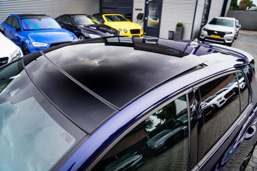 Volkswagen Golf 2.0 TSI GTI CLUBSPORT | 301PK | Panorama | IQ Light | Adaptieve cruise | Camera | Stuurverwarming | Kuipstoelen |