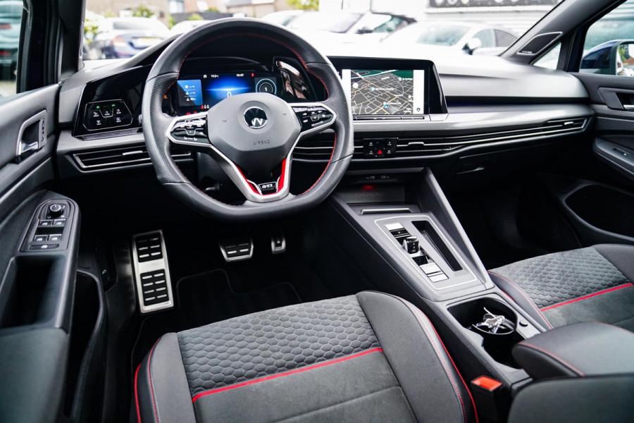 Volkswagen Golf 2.0 TSI GTI CLUBSPORT | 301PK | Panorama | IQ Light | Adaptieve cruise | Camera | Stuurverwarming | Kuipstoelen |