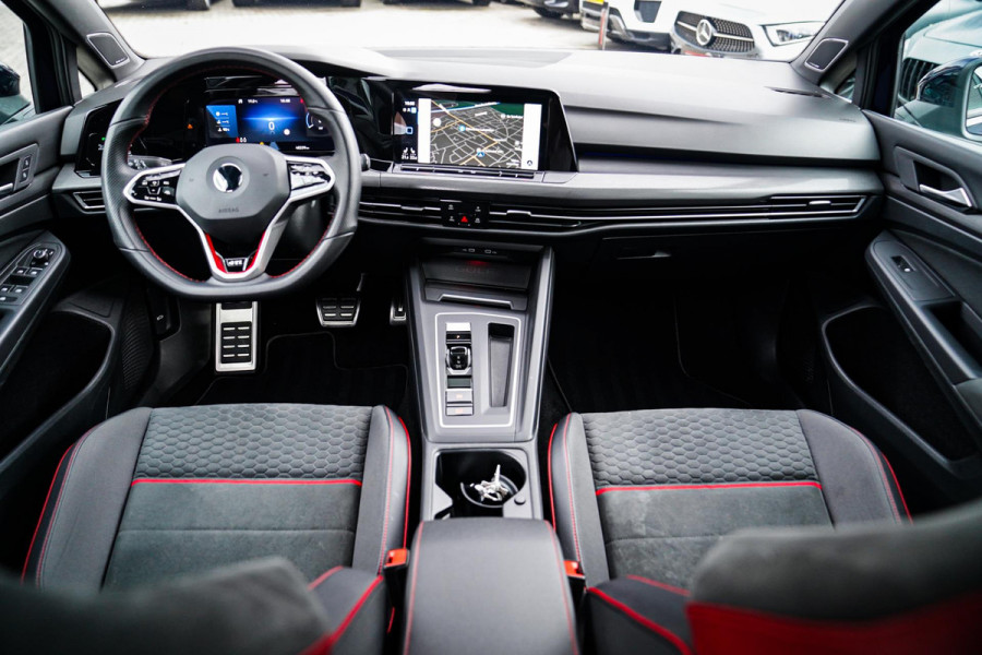 Volkswagen Golf 2.0 TSI GTI CLUBSPORT | 301PK | Panorama | IQ Light | Adaptieve cruise | Camera | Stuurverwarming | Kuipstoelen |