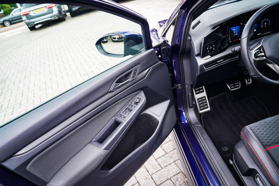 Volkswagen Golf 2.0 TSI GTI CLUBSPORT | 301PK | Panorama | IQ Light | Adaptieve cruise | Camera | Stuurverwarming | Kuipstoelen |