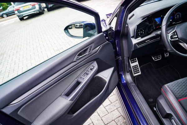 Volkswagen Golf 2.0 TSI GTI CLUBSPORT | 301PK | Panorama | IQ Light | Adaptieve cruise | Camera | Stuurverwarming | Kuipstoelen |