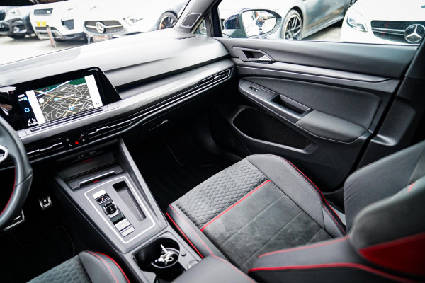 Volkswagen Golf 2.0 TSI GTI CLUBSPORT | 301PK | Panorama | IQ Light | Adaptieve cruise | Camera | Stuurverwarming | Kuipstoelen |