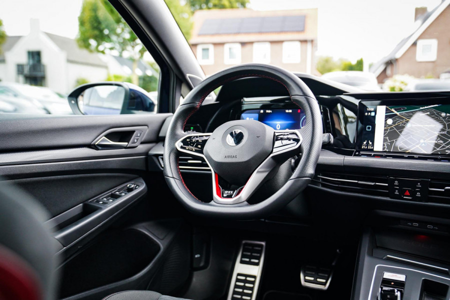 Volkswagen Golf 2.0 TSI GTI CLUBSPORT | 301PK | Panorama | IQ Light | Adaptieve cruise | Camera | Stuurverwarming | Kuipstoelen |