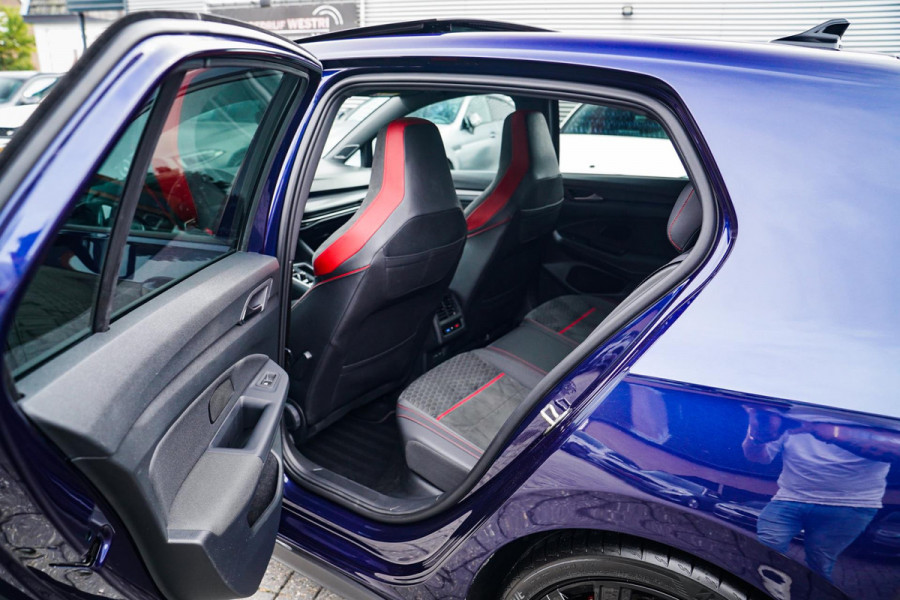 Volkswagen Golf 2.0 TSI GTI CLUBSPORT | 301PK | Panorama | IQ Light | Adaptieve cruise | Camera | Stuurverwarming | Kuipstoelen |