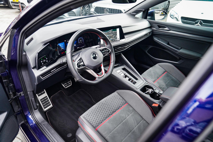 Volkswagen Golf 2.0 TSI GTI CLUBSPORT | 301PK | Panorama | IQ Light | Adaptieve cruise | Camera | Stuurverwarming | Kuipstoelen |