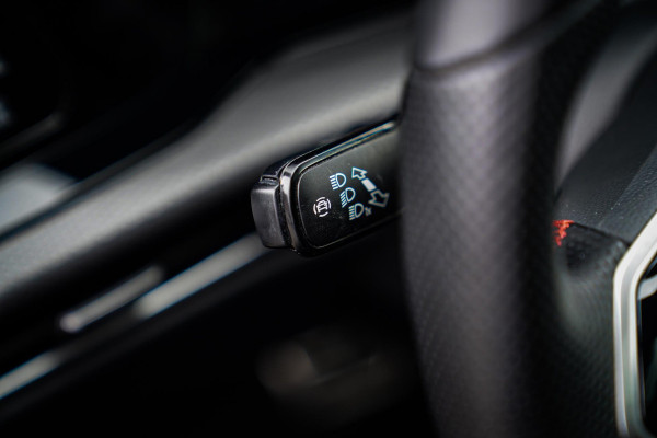 Volkswagen Golf 2.0 TSI GTI CLUBSPORT | 301PK | Panorama | IQ Light | Adaptieve cruise | Camera | Stuurverwarming | Kuipstoelen |