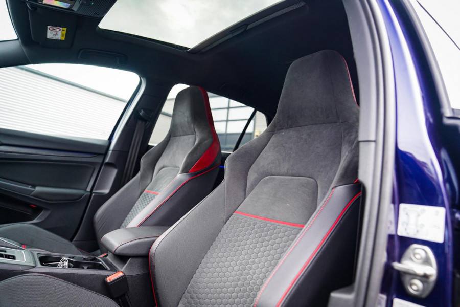 Volkswagen Golf 2.0 TSI GTI CLUBSPORT | 301PK | Panorama | IQ Light | Adaptieve cruise | Camera | Stuurverwarming | Kuipstoelen |
