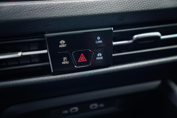 Volkswagen Golf 2.0 TSI GTI CLUBSPORT | 301PK | Panorama | IQ Light | Adaptieve cruise | Camera | Stuurverwarming | Kuipstoelen |