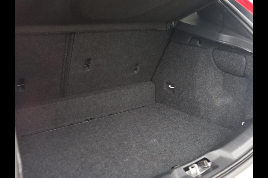 Volvo V40 1.5 T3 Polar+ Sport | Panoramadak | Stoelverwarming | Camera | Full LED | Navigatie | Park Assist | Harman/Kardon | Keyless | R Design