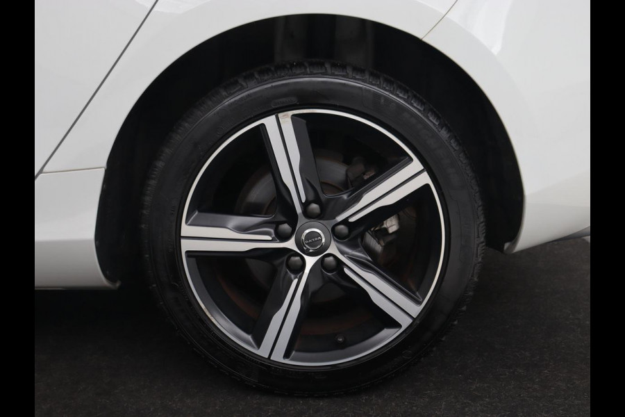 Volvo V40 1.5 T3 Polar+ Sport | Panoramadak | Stoelverwarming | Camera | Full LED | Navigatie | Park Assist | Harman/Kardon | Keyless | R Design