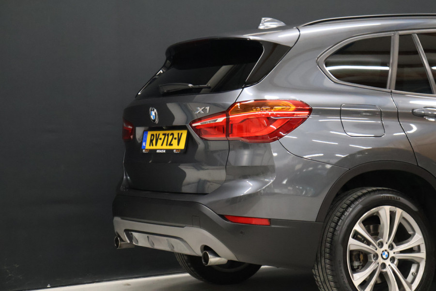 BMW X1 sDrive20i High Executive [MEMORY SEATS, HEAD-UP DISPLAY, VOL LEDER, STOELVERWARMING, AUTOMATISCHE AIRCO, AUTOMATISCHE ACHTERKLEP, NAVIGATIE, CRUISE CONTROL, NIEUWSTAAT]
