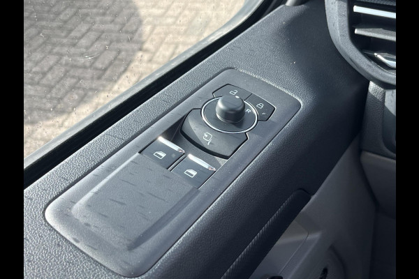 Ford Transit Custom 320 2.5 PHEV L2H1 Limited | 0,99% Renteactie | SCI | 233pk | Driver Assistance pack Premium | Wegklapbare Trekhaak | Verwarmd Stuurwiel | 17 inch Licht metalen Velgen | B&O Speakers