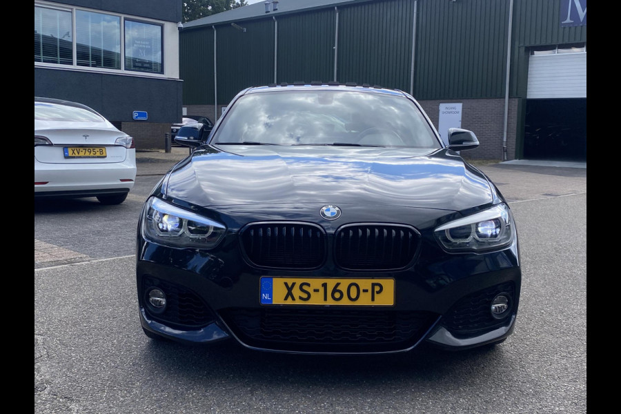 BMW 1-serie 118i Edition M Sport Shadow High Executive VAN: 24.900,- VOOR: 20.877,- UW HERFSTVOORDEEL: 4.023,- ORIGINEEL NEDERLANDSE AUTO MET NAP | VOLLEDIG LEDER + STOELVERWARMING| SCHUIFDAK | APPLE CARPLAY | XENON | RIJKLAAR MET 12 MAANDEN BOVAG GARANTIE!