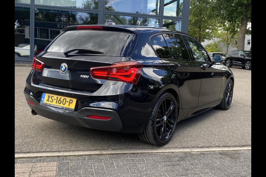 BMW 1-serie 118i Edition M Sport Shadow High Executive VAN: 24.900,- VOOR: 20.877,- UW HERFSTVOORDEEL: 4.023,- ORIGINEEL NEDERLANDSE AUTO MET NAP | VOLLEDIG LEDER + STOELVERWARMING| SCHUIFDAK | APPLE CARPLAY | XENON | RIJKLAAR MET 12 MAANDEN BOVAG GARANTIE!