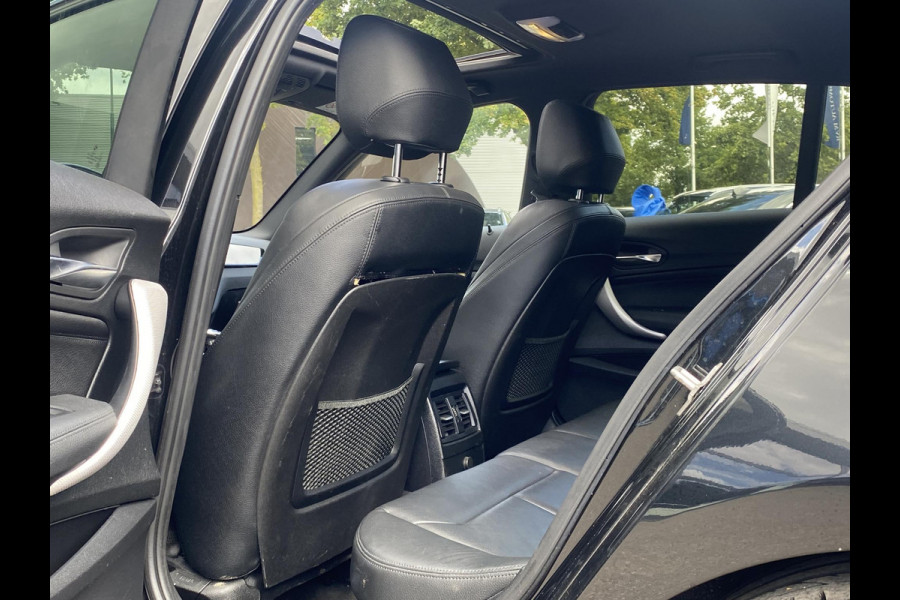BMW 1-serie 118i Edition M Sport Shadow High Executive VAN: 24.900,- VOOR: 20.877,- UW HERFSTVOORDEEL: 4.023,- ORIGINEEL NEDERLANDSE AUTO MET NAP | VOLLEDIG LEDER + STOELVERWARMING| SCHUIFDAK | APPLE CARPLAY | XENON | RIJKLAAR MET 12 MAANDEN BOVAG GARANTIE!