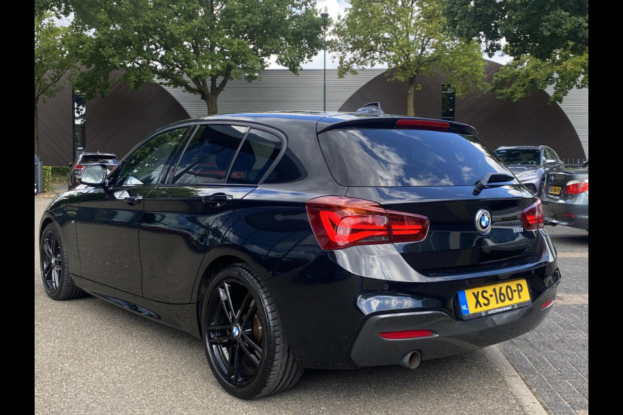 BMW 1-serie 118i Edition M Sport Shadow High Executive VAN: 24.900,- VOOR: 20.877,- UW HERFSTVOORDEEL: 4.023,- ORIGINEEL NEDERLANDSE AUTO MET NAP | VOLLEDIG LEDER + STOELVERWARMING| SCHUIFDAK | APPLE CARPLAY | XENON | RIJKLAAR MET 12 MAANDEN BOVAG GARANTIE!