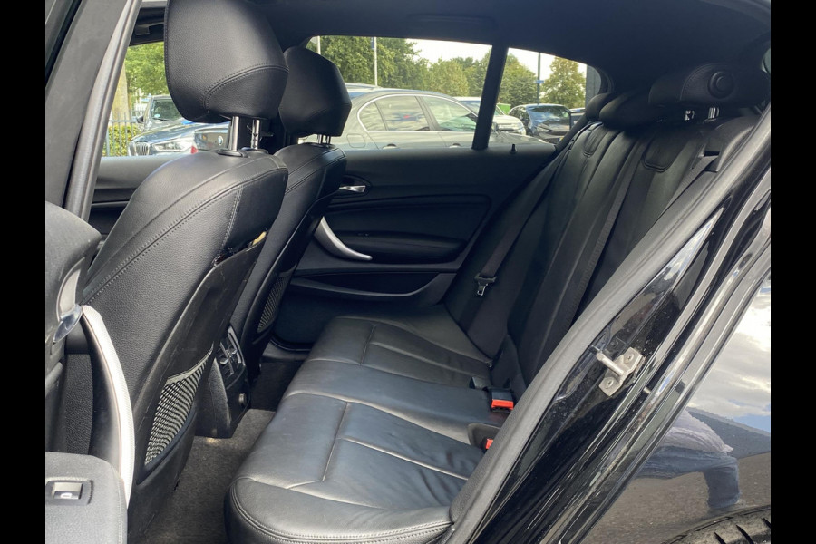 BMW 1-serie 118i Edition M Sport Shadow High Executive VAN: 24.900,- VOOR: 20.877,- UW HERFSTVOORDEEL: 4.023,- ORIGINEEL NEDERLANDSE AUTO MET NAP | VOLLEDIG LEDER + STOELVERWARMING| SCHUIFDAK | APPLE CARPLAY | XENON | RIJKLAAR MET 12 MAANDEN BOVAG GARANTIE!