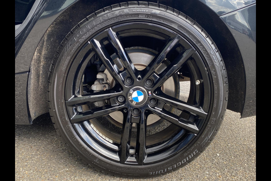 BMW 1-serie 118i Edition M Sport Shadow High Executive VAN: 24.900,- VOOR: 20.877,- UW HERFSTVOORDEEL: 4.023,- ORIGINEEL NEDERLANDSE AUTO MET NAP | VOLLEDIG LEDER + STOELVERWARMING| SCHUIFDAK | APPLE CARPLAY | XENON | RIJKLAAR MET 12 MAANDEN BOVAG GARANTIE!