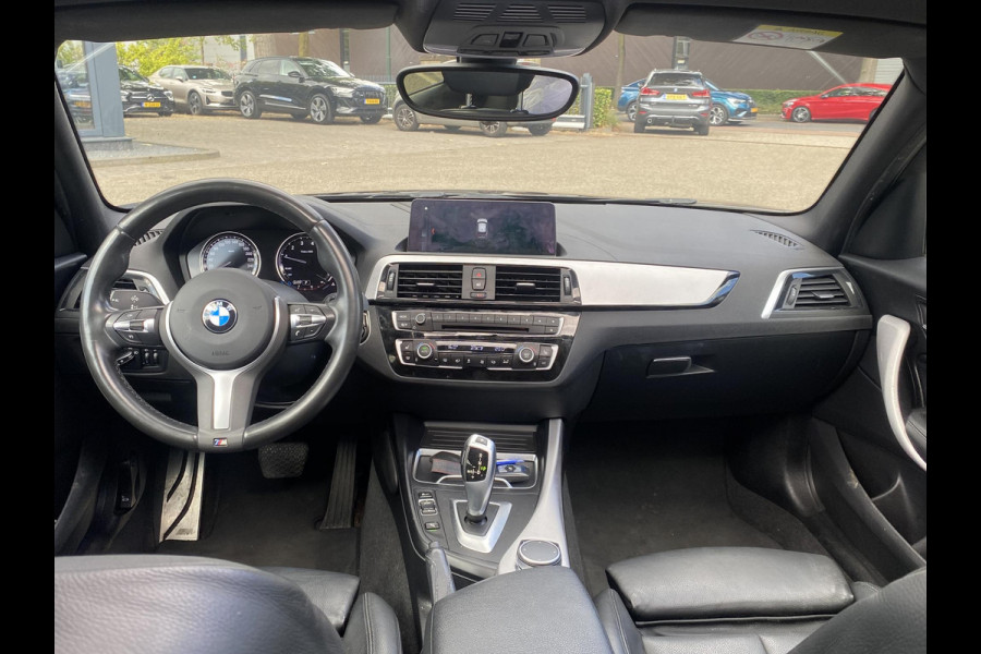 BMW 1-serie 118i Edition M Sport Shadow High Executive VAN: 24.900,- VOOR: 20.877,- UW HERFSTVOORDEEL: 4.023,- ORIGINEEL NEDERLANDSE AUTO MET NAP | VOLLEDIG LEDER + STOELVERWARMING| SCHUIFDAK | APPLE CARPLAY | XENON | RIJKLAAR MET 12 MAANDEN BOVAG GARANTIE!