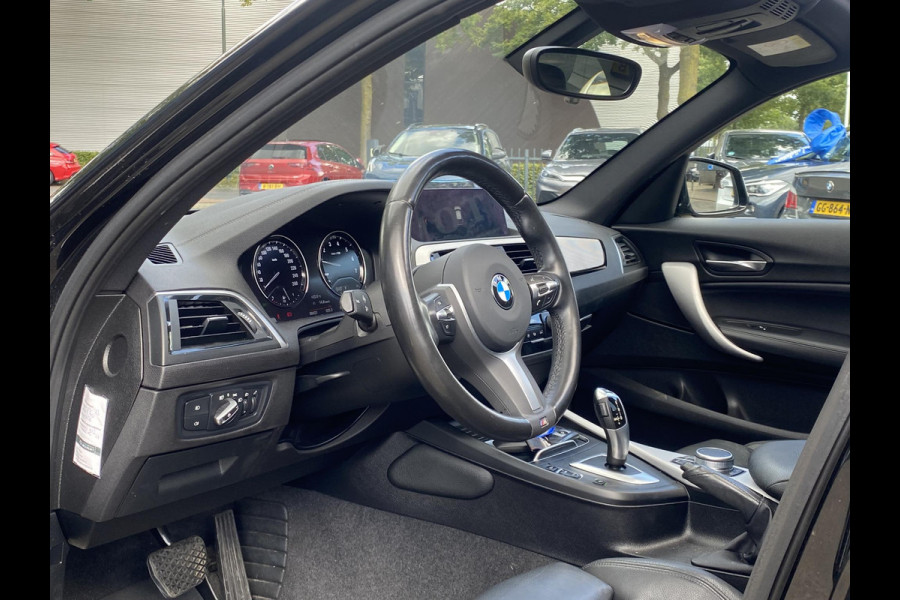 BMW 1-serie 118i Edition M Sport Shadow High Executive VAN: 24.900,- VOOR: 20.877,- UW HERFSTVOORDEEL: 4.023,- ORIGINEEL NEDERLANDSE AUTO MET NAP | VOLLEDIG LEDER + STOELVERWARMING| SCHUIFDAK | APPLE CARPLAY | XENON | RIJKLAAR MET 12 MAANDEN BOVAG GARANTIE!