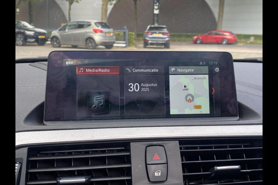 BMW 1-serie 118i Edition M Sport Shadow High Executive VAN: 24.900,- VOOR: 20.877,- UW HERFSTVOORDEEL: 4.023,- ORIGINEEL NEDERLANDSE AUTO MET NAP | VOLLEDIG LEDER + STOELVERWARMING| SCHUIFDAK | APPLE CARPLAY | XENON | RIJKLAAR MET 12 MAANDEN BOVAG GARANTIE!