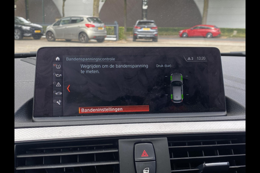 BMW 1-serie 118i Edition M Sport Shadow High Executive VAN: 24.900,- VOOR: 20.877,- UW HERFSTVOORDEEL: 4.023,- ORIGINEEL NEDERLANDSE AUTO MET NAP | VOLLEDIG LEDER + STOELVERWARMING| SCHUIFDAK | APPLE CARPLAY | XENON | RIJKLAAR MET 12 MAANDEN BOVAG GARANTIE!