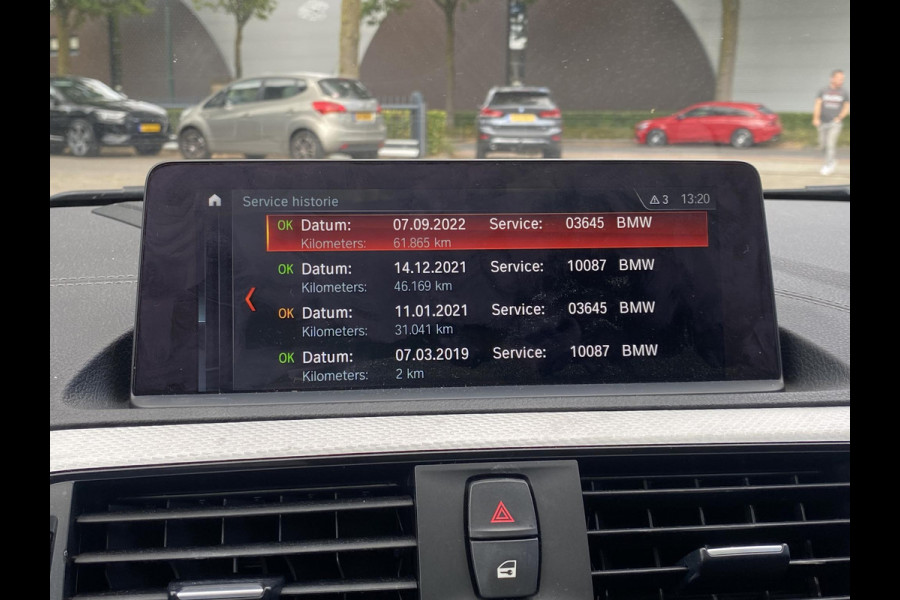 BMW 1-serie 118i Edition M Sport Shadow High Executive VAN: 24.900,- VOOR: 20.877,- UW HERFSTVOORDEEL: 4.023,- ORIGINEEL NEDERLANDSE AUTO MET NAP | VOLLEDIG LEDER + STOELVERWARMING| SCHUIFDAK | APPLE CARPLAY | XENON | RIJKLAAR MET 12 MAANDEN BOVAG GARANTIE!