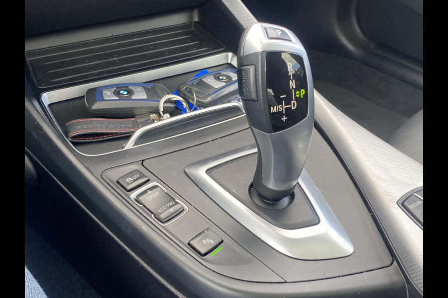 BMW 1-serie 118i Edition M Sport Shadow High Executive VAN: 24.900,- VOOR: 20.877,- UW HERFSTVOORDEEL: 4.023,- ORIGINEEL NEDERLANDSE AUTO MET NAP | VOLLEDIG LEDER + STOELVERWARMING| SCHUIFDAK | APPLE CARPLAY | XENON | RIJKLAAR MET 12 MAANDEN BOVAG GARANTIE!