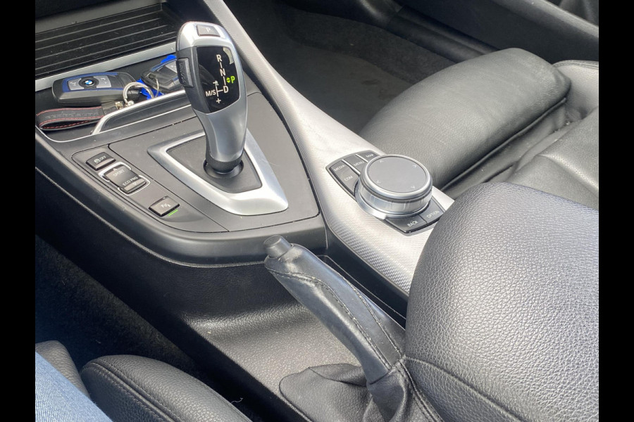 BMW 1-serie 118i Edition M Sport Shadow High Executive VAN: 24.900,- VOOR: 20.877,- UW HERFSTVOORDEEL: 4.023,- ORIGINEEL NEDERLANDSE AUTO MET NAP | VOLLEDIG LEDER + STOELVERWARMING| SCHUIFDAK | APPLE CARPLAY | XENON | RIJKLAAR MET 12 MAANDEN BOVAG GARANTIE!