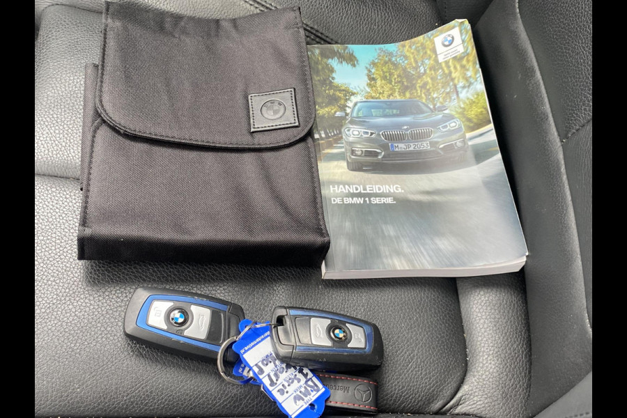 BMW 1-serie 118i Edition M Sport Shadow High Executive VAN: 24.900,- VOOR: 20.877,- UW HERFSTVOORDEEL: 4.023,- ORIGINEEL NEDERLANDSE AUTO MET NAP | VOLLEDIG LEDER + STOELVERWARMING| SCHUIFDAK | APPLE CARPLAY | XENON | RIJKLAAR MET 12 MAANDEN BOVAG GARANTIE!