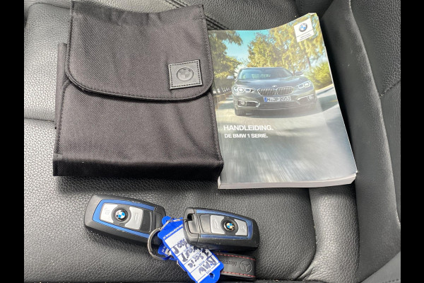 BMW 1-serie 118i Edition M Sport Shadow High Executive VAN: 24.900,- VOOR: 20.877,- UW HERFSTVOORDEEL: 4.023,- ORIGINEEL NEDERLANDSE AUTO MET NAP | VOLLEDIG LEDER + STOELVERWARMING| SCHUIFDAK | APPLE CARPLAY | XENON | RIJKLAAR MET 12 MAANDEN BOVAG GARANTIE!