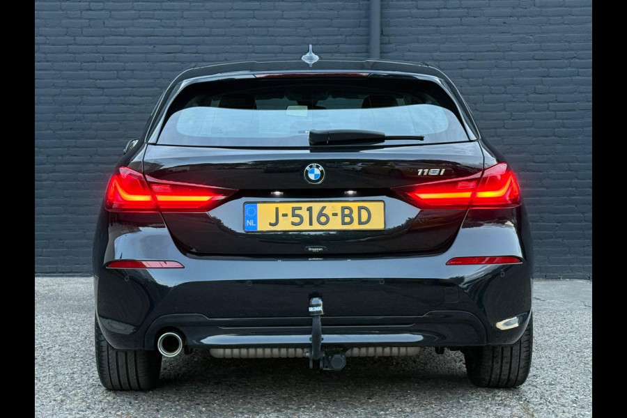 BMW 1-serie 118i Executive Edition | M SPORT | CARPLAY | LEER | MULTI STUUR | TREKHAAK