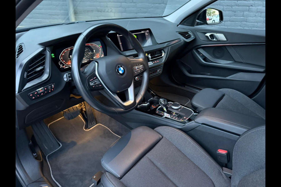 BMW 1-serie 118i Executive Edition | M SPORT | CARPLAY | LEER | MULTI STUUR | TREKHAAK