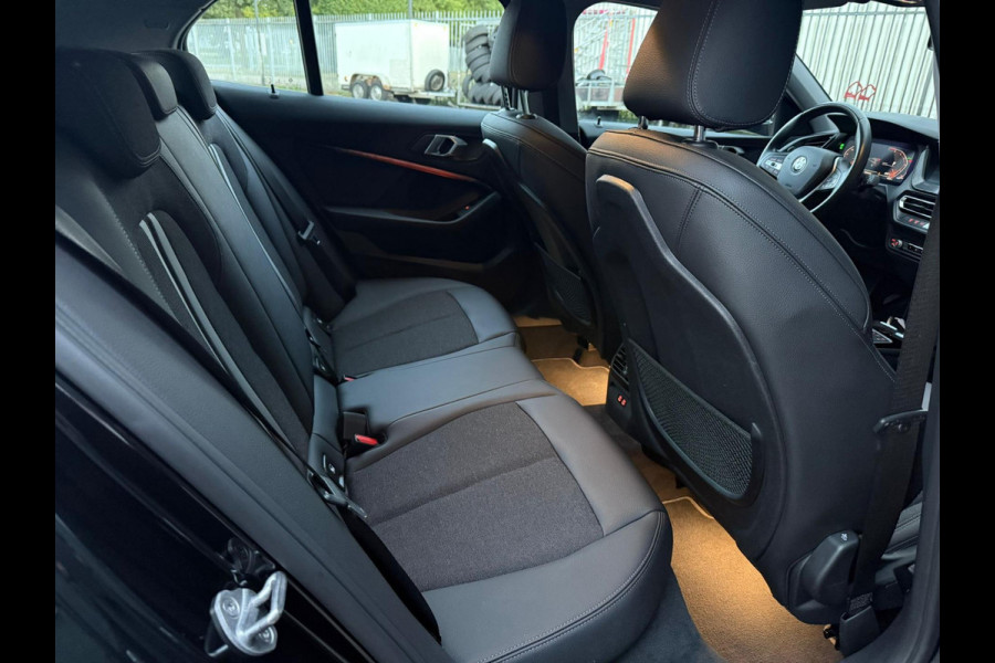 BMW 1-serie 118i Executive Edition | M SPORT | CARPLAY | LEER | MULTI STUUR | TREKHAAK