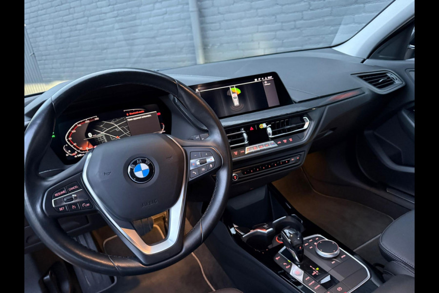 BMW 1-serie 118i Executive Edition | M SPORT | CARPLAY | LEER | MULTI STUUR | TREKHAAK