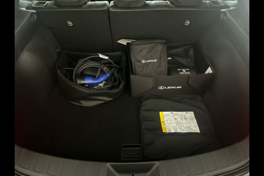 Lexus UX 300e Business Line 73 kWh | Nieuwprijs € 55.100,00, 45% korting | Adaptieve cruise control | Achteruitrijcamera | Premium kwaliteit voor een topprijs