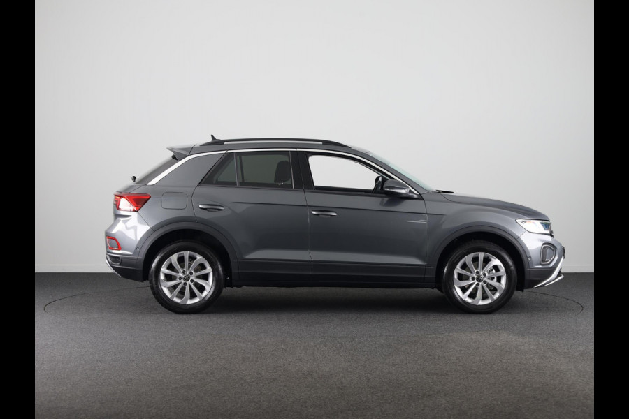 Volkswagen T-Roc Life Edition 1.5 110 kW / 150 pk TSI SUV 7 versn. | Verlengde garantie | Navigatie via App | Parkeersensoren (Park assist) | Achteruitrijcamera | Adaptieve cruise control |
